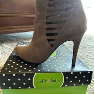 Kelly & Katie Taupe Suede Strappy High Heel Ankle Boot Size 9